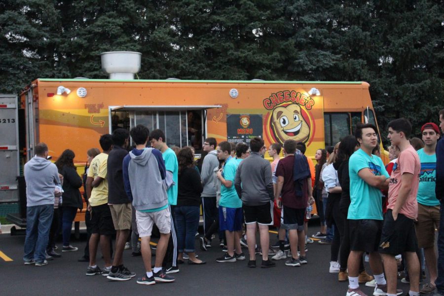 Students+line+up+in+front+of+Cheesie%E2%80%99s+food+truck.+Streetfest+had+a+variety+of+food+available+including+tacos%2C+soul+food%2C+and+bundt+cakes.+