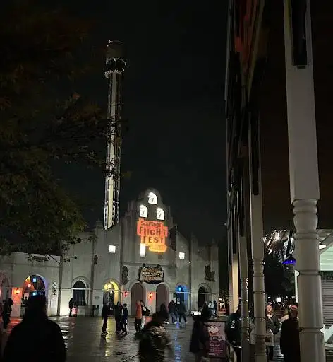 The Fright Fest logo stands at the center of the park, welcoming visitors who enter. Fright Fest is Six Flags’ annual Halloween event that runs from September 16 and goes until October 31. Although ticket prices vary by the day, the average price is $60 pre tax and fees.